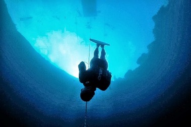 Khám phá hố xanh sâu nhất hành tinh